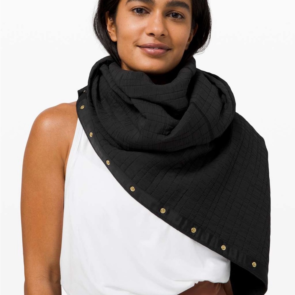 lululemon athletica Black Buttoned Scarf